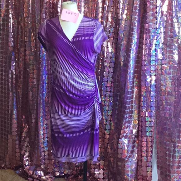 Short sleeved v neck dress with side ruffle in size med by NEW YORK & CO - Picture 2 of 14